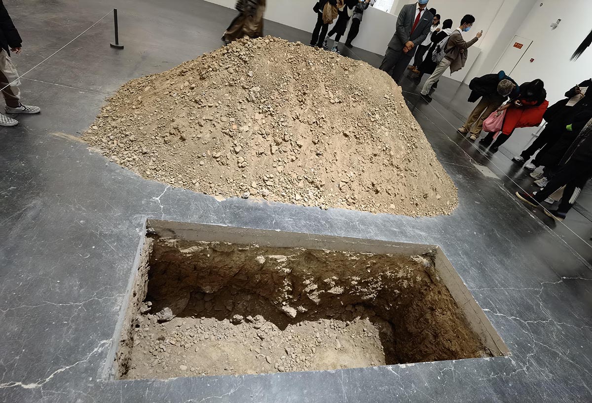 images/art/2021-12-19 莫瑞吉奥卡特兰 最后的审判/14.jpg